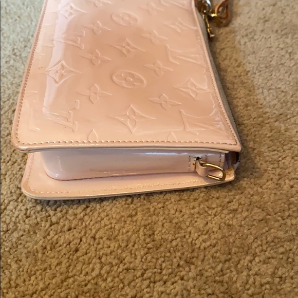 Great condition can be cross body or wristlet ! - Picture 7 of 12